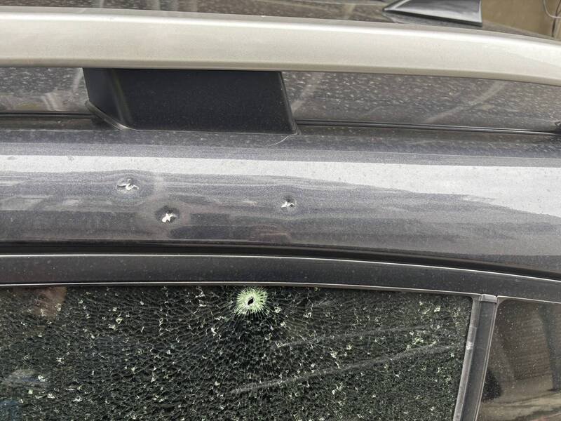 休旅车停路旁遭钢珠弹痛击，头份警方查缉中。（警方提供）