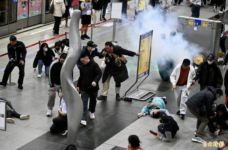 台北捷运市政府站及市府转运站进行危安演练，模拟歹徒丢掷汽油弹、无差别攻击的应变处置。（记者罗沛德摄）
