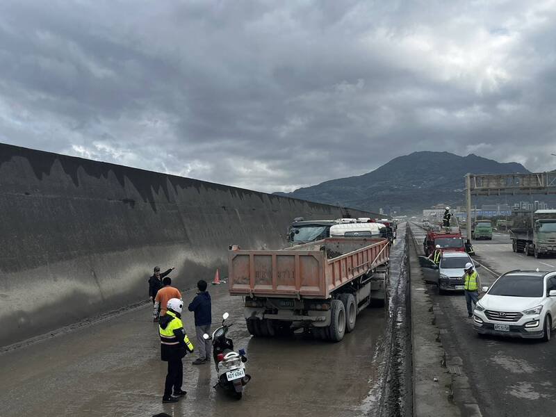 台北港砂石土方车道今天午后发生2辆砂石车对撞事故，其中一辆砂石车驾驶一度受困驾驶座内，经港务消防队员以破坏剪破坏车体后，才将驾驶救出送医救治。（记者林嘉东翻摄）