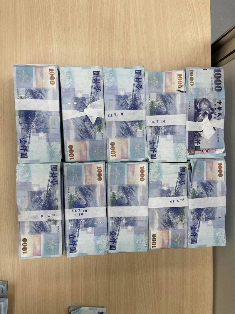 检警逮捕范男时，查获范男所有的无线电及赃款。（记者郑淑婷翻摄）