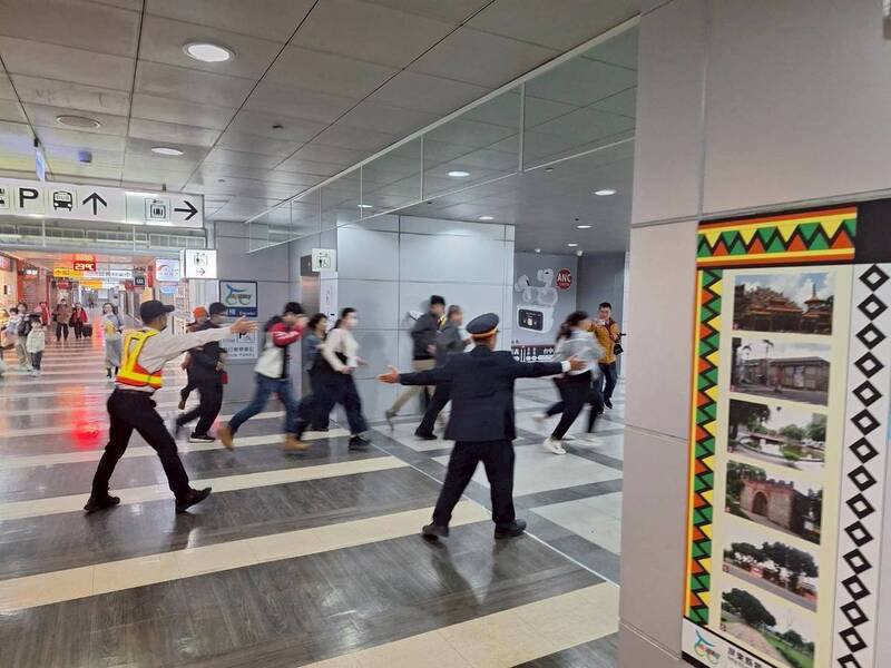 屏东火车站联合演练，发生暴力事件时疏散旅客。（屏东警分局提供）