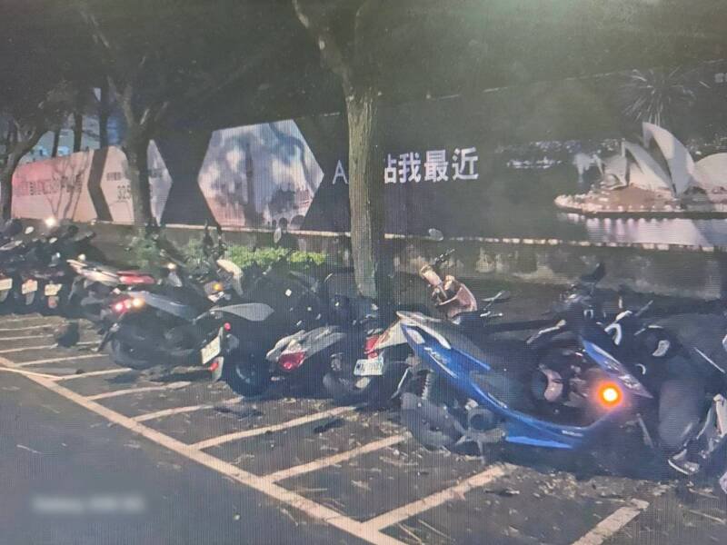 苏姓男子驾车撞击多辆机车。（警方提供）