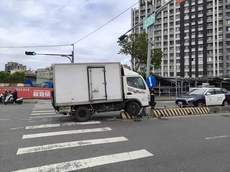 王男驾车送货PK号志杆惨了。（民众提供）