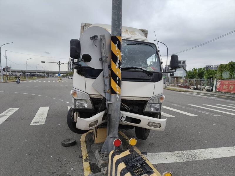 王男驾车送货PK号志杆惨了。（民众提供）