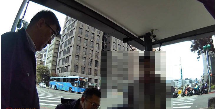 警方与行员联手劝阻老妇。（记者王冠仁翻摄）