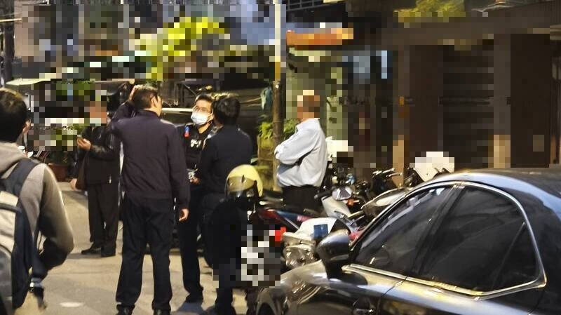 警方到场后随即封锁现场，厘清母女坠楼原因。（资料照）