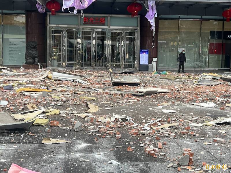 台中地检署调查发现，因12楼2处瓦斯总开关未关闭，加上瓦斯漏气检知器被拆除后，没有察觉瓦斯管被扯下外泄，碰上施工火花引发新光三越气爆。（资料照，记者廖耀东摄）