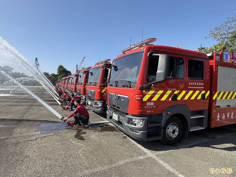 台南市府消防局今年新购16辆各式消防车，举行上线服勤射水礼。（记者王俊忠摄）