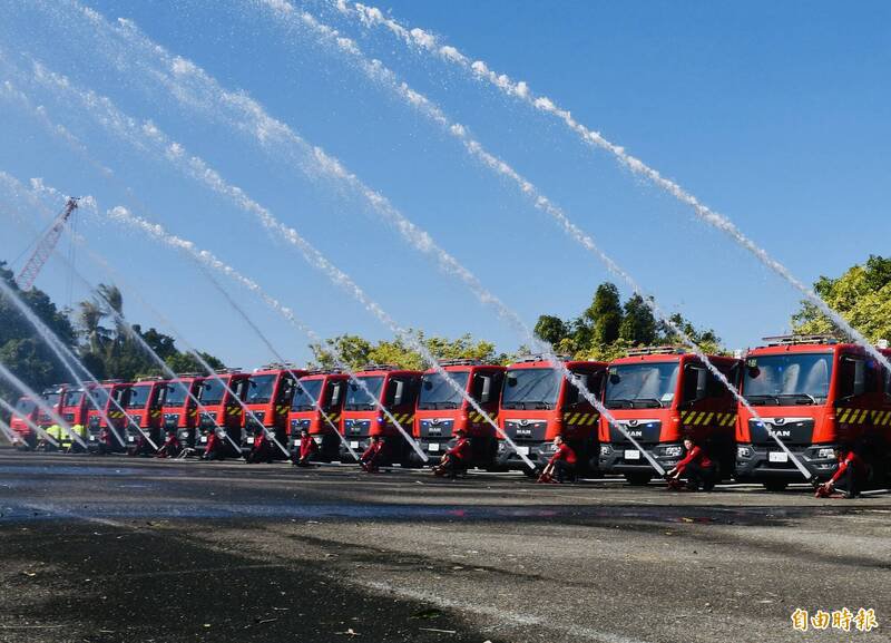 台南市府消防局今年新购16辆各式消防车，举行上线服勤射水礼。（南市消防局提供）
