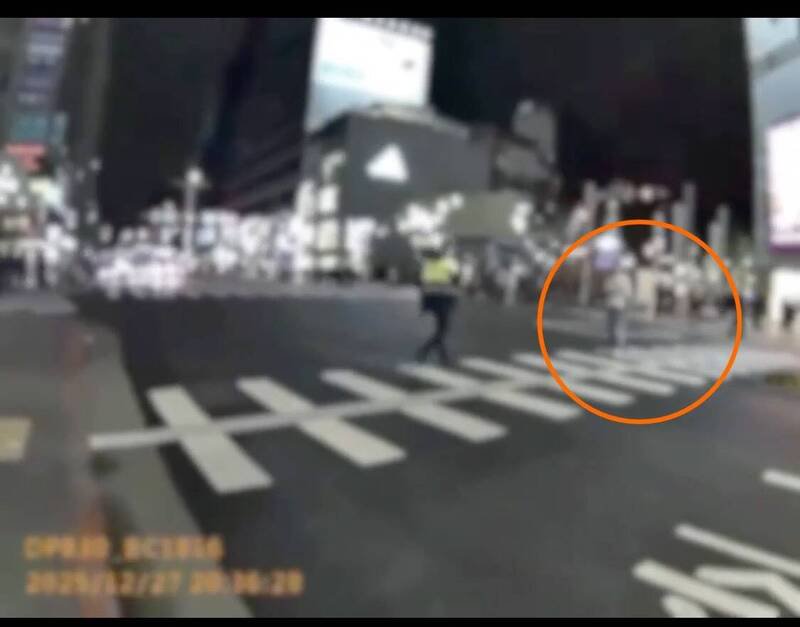 男子站在马路中间引起警方注意。（记者刘庆侯翻摄）