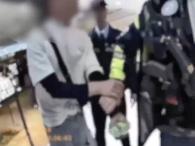 警方逮捕白衣男子并依社维法送办。（记者刘庆侯翻摄）