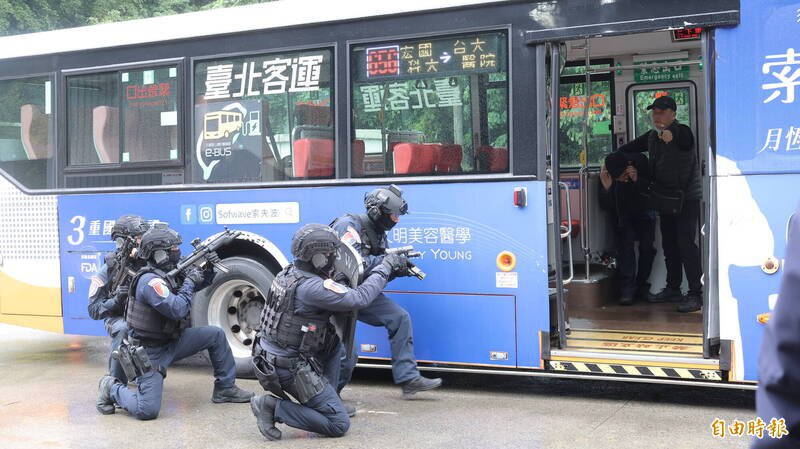 新北市交通局、警察局、消防局及台北客运今天举办公车紧急状况演练，模拟车内乘客持刀挟持乘客，在新北市警局霹雳小组处置下，制伏嫌犯情境。（记者黄政嘉摄）