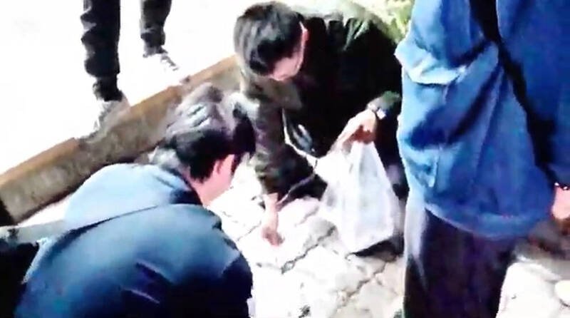 嘉义县警方逮捕诈骗集团成员。（图由警方提供）