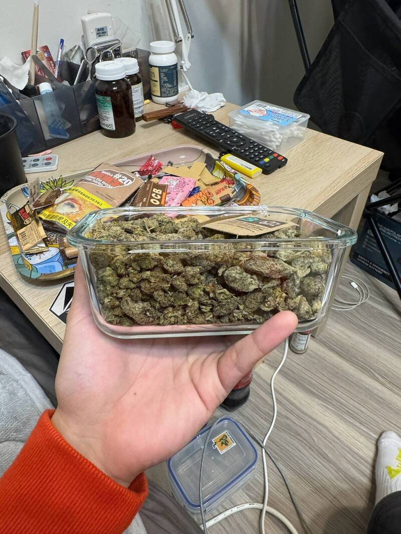 警查缉25岁谢男时，意外查获他涉及贩毒，查扣赃款341万多元与大麻卷烟70支等赃证物。（记者邱俊福翻摄）