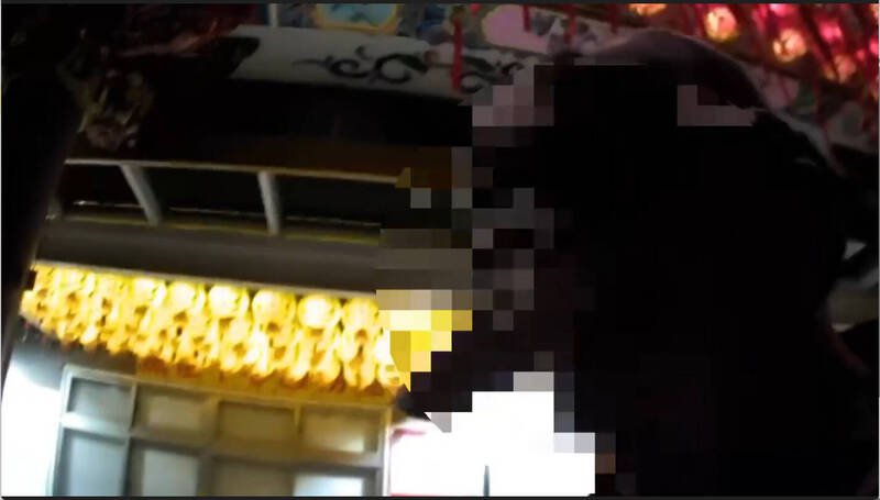 警方盘查陈男中。（记者徐圣伦翻摄）