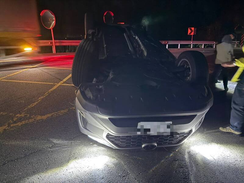 图为王男驾车转弯不慎翻车现场。（民众提供）