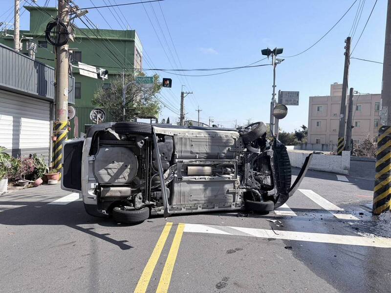 轿车行经伸港乡中山路，撞击消防栓与电杆后翻覆。（图由警方提供）