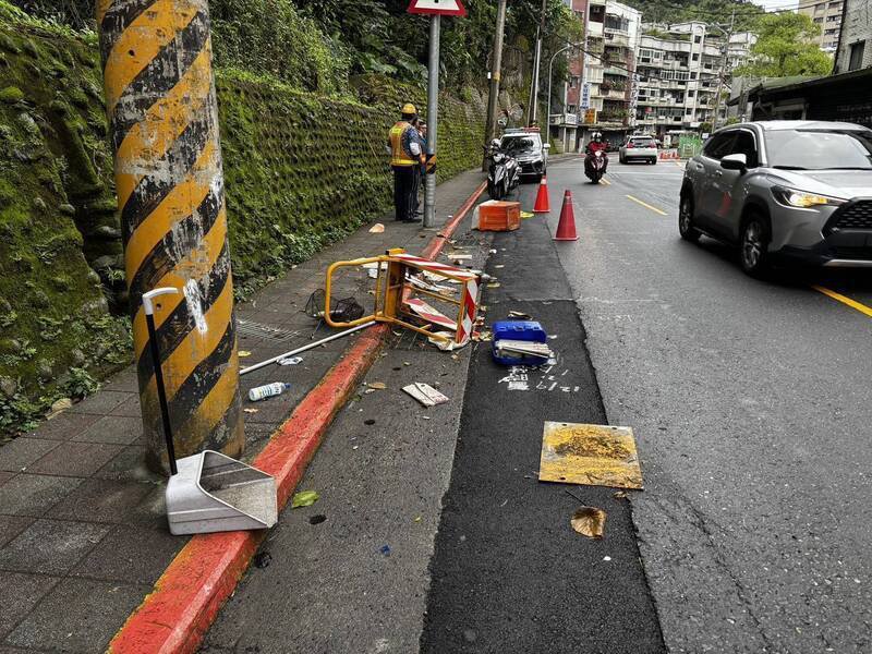 艺人王梦麟酒驾上路，撞击路边清洁人员的手推车。（记者郑景议翻摄）