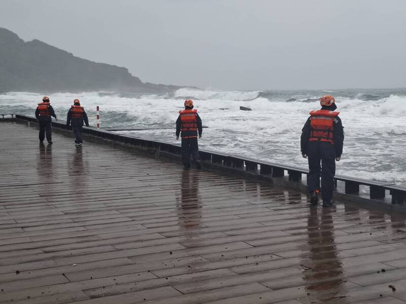 新北市贡寮区龙洞一支矶钓场元旦午后传出1名钓客被浪卷走意外，海巡官兵持续在龙洞海域搜救中。（记者林嘉东翻摄）