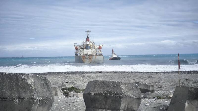 巴拿马籍散装货船在花莲化仁海岸搁浅，拖船前往援救也受困。（民众提供）