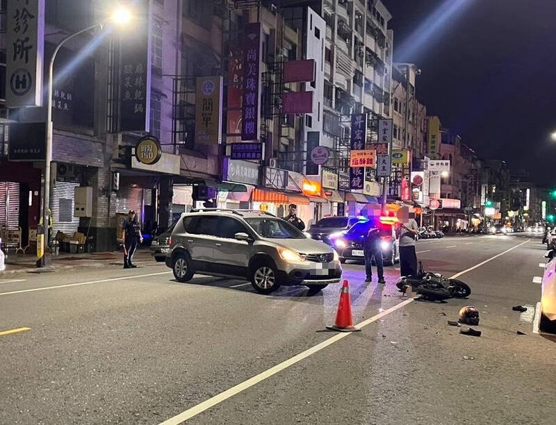 休旅车开车途中突然回转，害后方重机骑士直接撞击弹飞倒地。（民众提供）