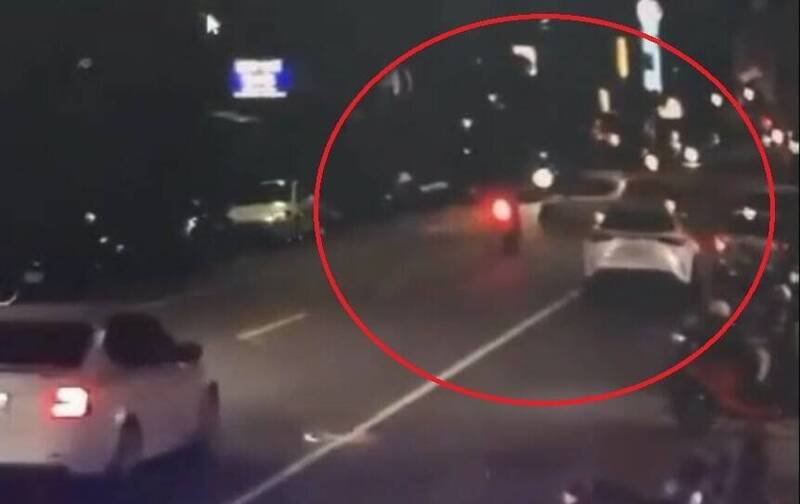 休旅车开车途中突然回转，害后方重机骑士直接撞击弹飞倒地。（民众提供）