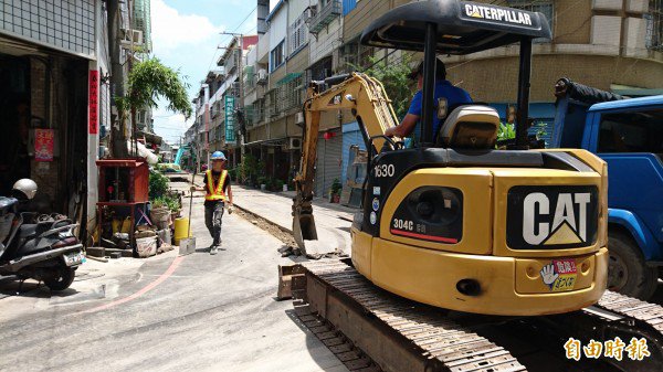 乌日区五光路930巷「挖了又填、填了又挖」，造成民怨。（记者何宗翰摄）