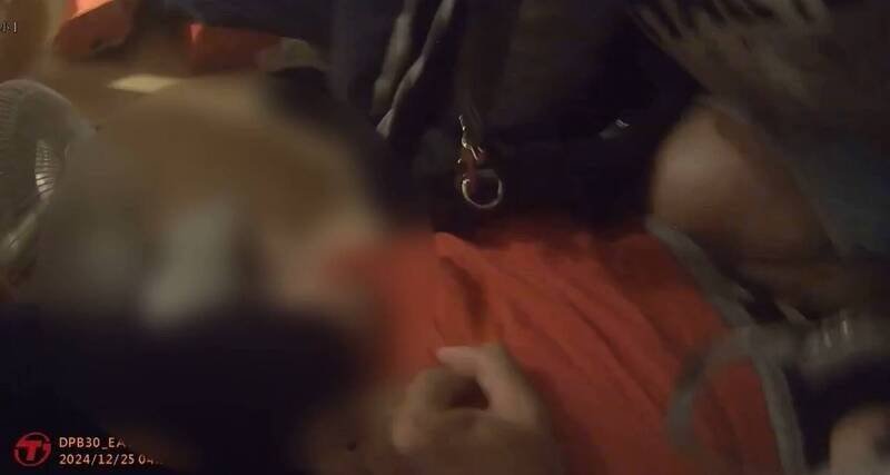 台中市2024年耶诞节发生恐怖情人持刀袭警事件，彭姓男子潜入前女友家埋伏，趁警方陪同返家之际冲出行凶，造成2名警员及现任男友受伤，员警负伤仍奋力将彭男压制在地。（资料照）