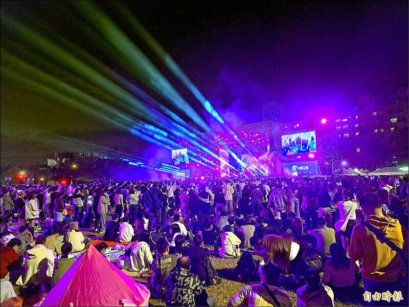 去年跨年夜，许女与杨男等人到外语教师住家围堵，又追到管理室质问补习班退费问题，因妨碍外语师的关门、离开自由，被依强制罪判拘役10至15日，可易科罚金。此为跨年夜示意图。（资料照）