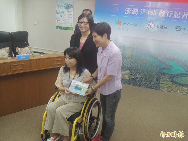 「爱心卡」及「爱心陪伴卡」，则由仙人掌艺术推广协会创会理事长陈宝月女士及陪伴者申办。（记者刘禹庆摄）