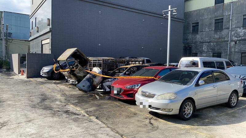 警方将火警现场围起封锁线。（记者徐圣伦翻摄）