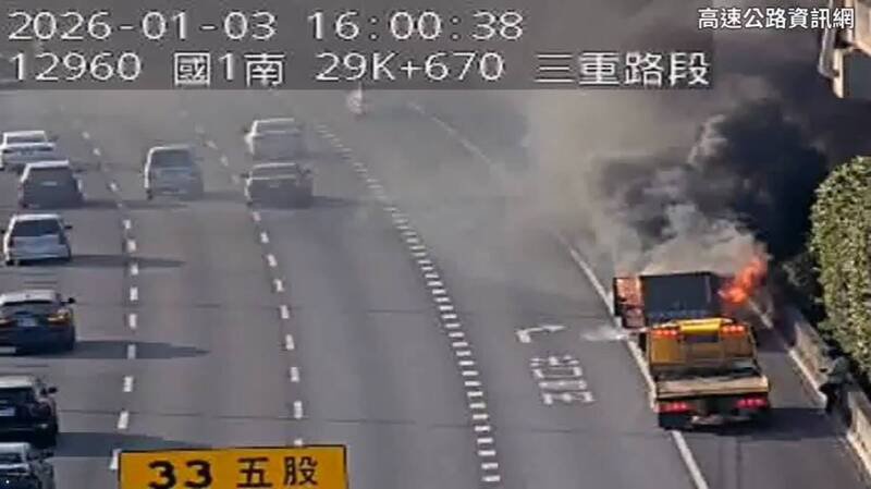 监视器拍下火烧车。（记者徐圣伦翻摄）