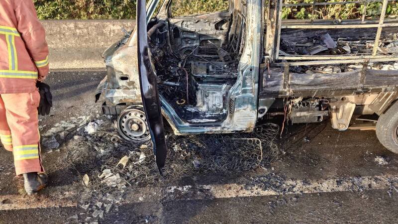 床垫卡车底导致起火燃烧。（记者徐圣伦翻摄）