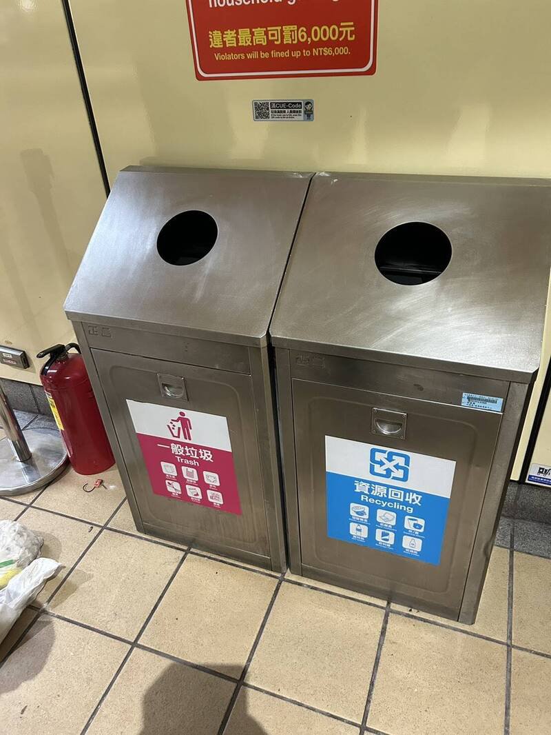 1名15岁少年今日上午行经新北市顶溪捷运站时，疑似点燃卫生纸丢入站内的垃圾桶引发火警。（记者郑景议翻摄）