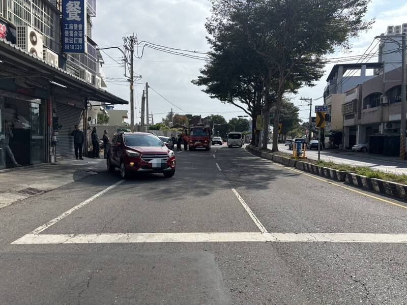现场民众调来堆高机抬车，将陈女救出。（民众提供）