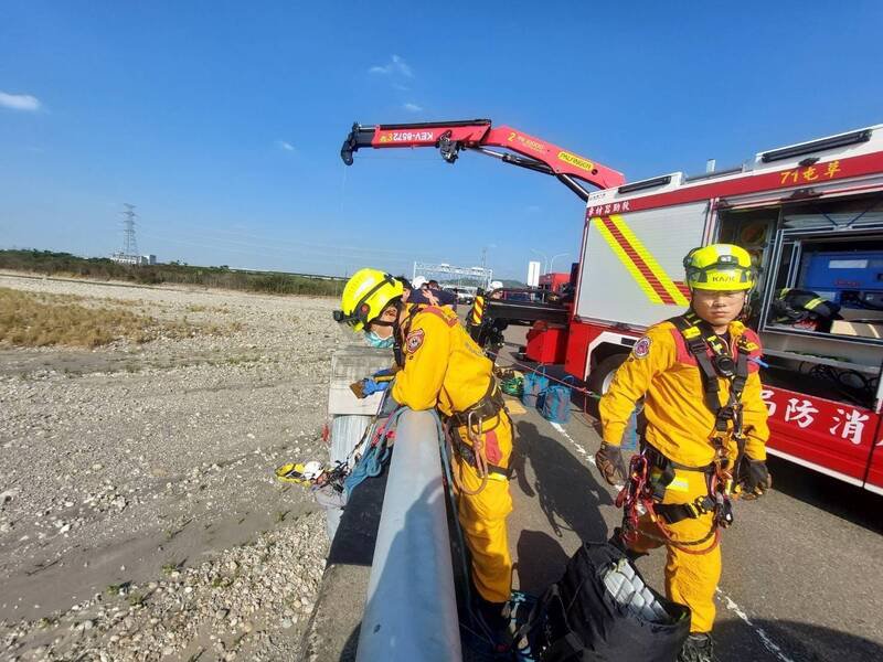 桥下可见砾石遍布的河床。（民众提供）