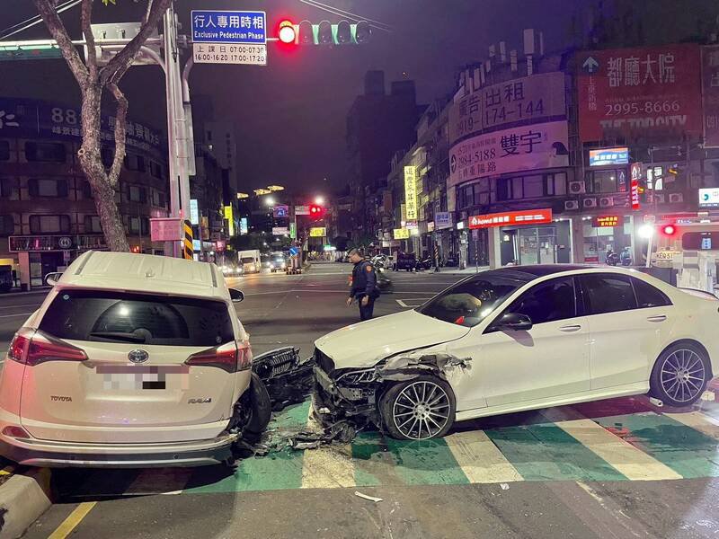 黄男驾驶白色宾士狠撞等待左转号志的休旅车，导致休旅车卡在分隔道。（记者徐圣伦翻摄）