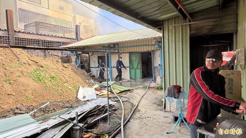 工人（右）逃生手部受灼伤，赶紧用清水冲洗。（记者杨金城摄）