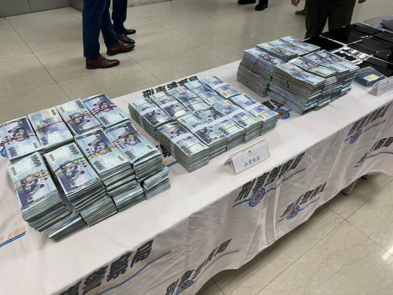 警方在罗以翔4个保险箱内搜出2千万元现金。（记者姚岳宏翻摄）