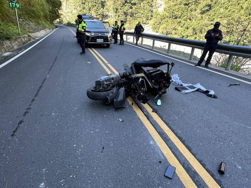 台八线中横公路179公里靠近花莲太鲁阁溪畔路段，今早发生一起车祸意外。（民众提供）