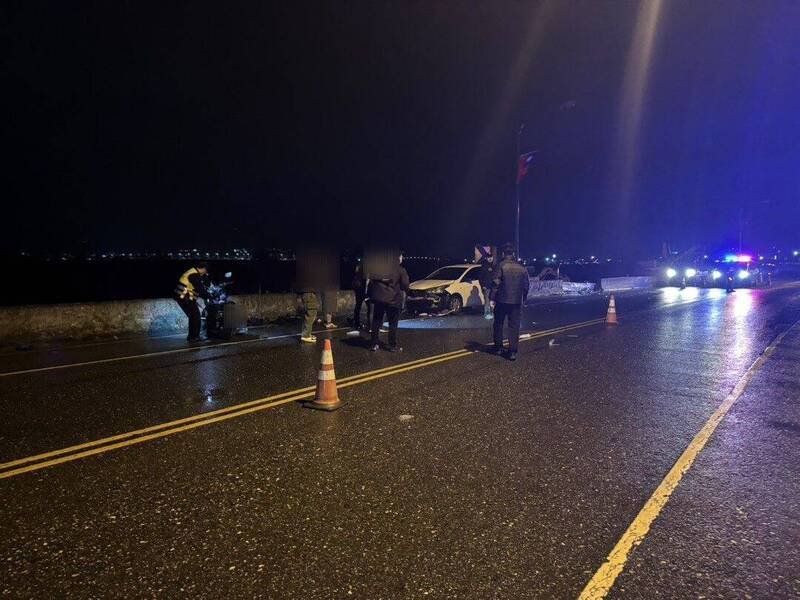 花莲玉里镇乐合溪桥南端昨晚车祸，机车骑士因自摔滑到对面南下车道，遭迎面而来的轿车撞击，头部重伤送医不治。（警方提供）