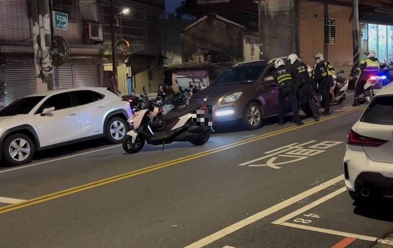 警方拦查4名失联移工，出动7名警力在中坜区兴仁路二段将其逮捕。（ 摘自Threads网页）