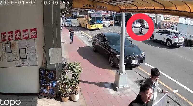 87岁阿嬷骑士（红圈处）从加油站出来。（民众提供）