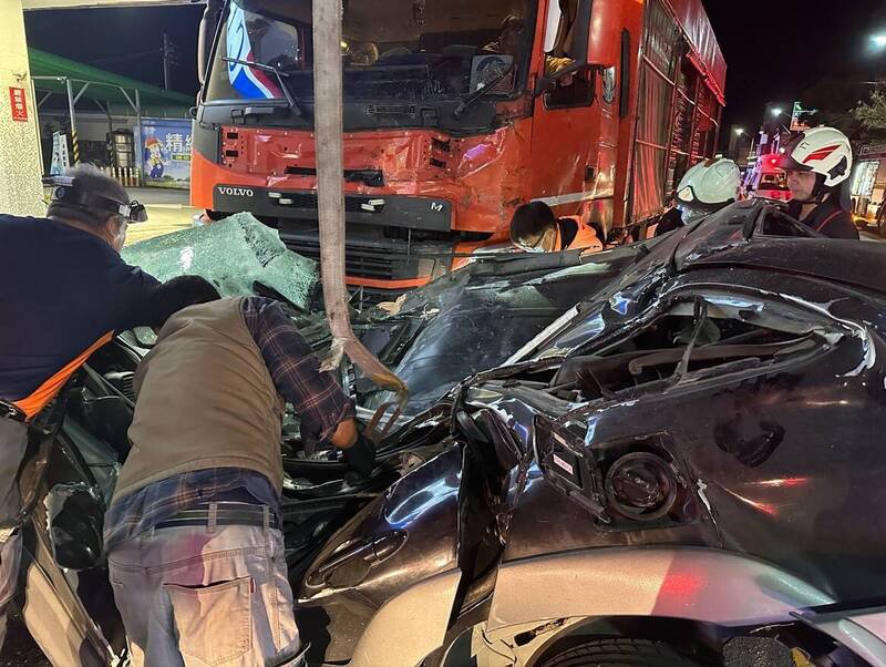 3车连环车祸，被大货车撞及的轿车严重变形。（记者黄明堂翻摄）