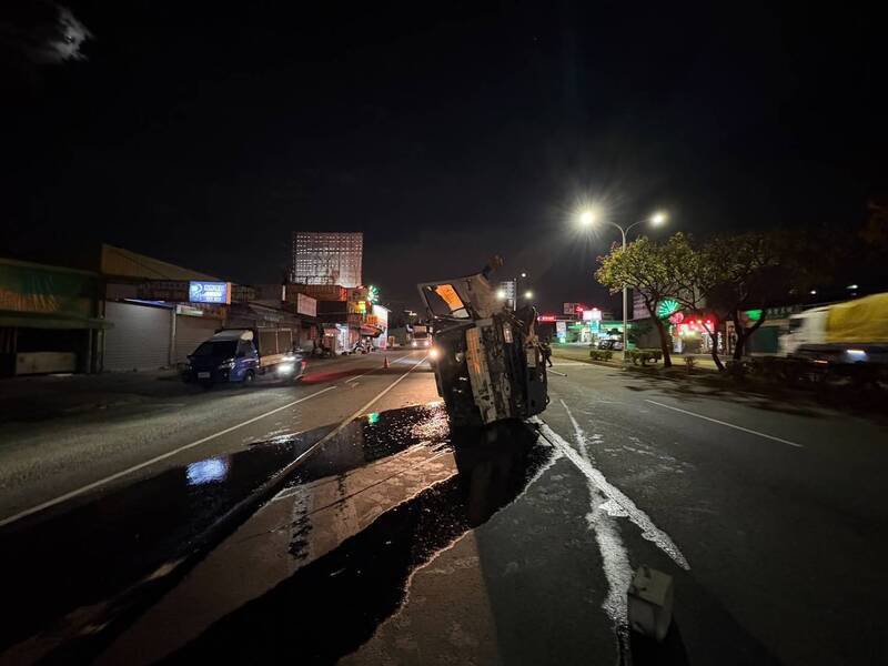 大货车失控撞上中央分隔岛后向右侧翻。（民众提供）