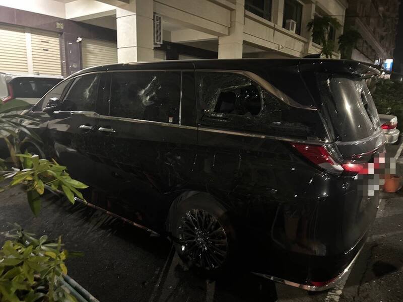 李男持大剪刀狂砸陈男2辆百万名车。（民众提供）