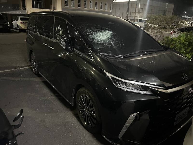 李男持大剪刀狂砸陈男2辆百万名车。（民众提供）