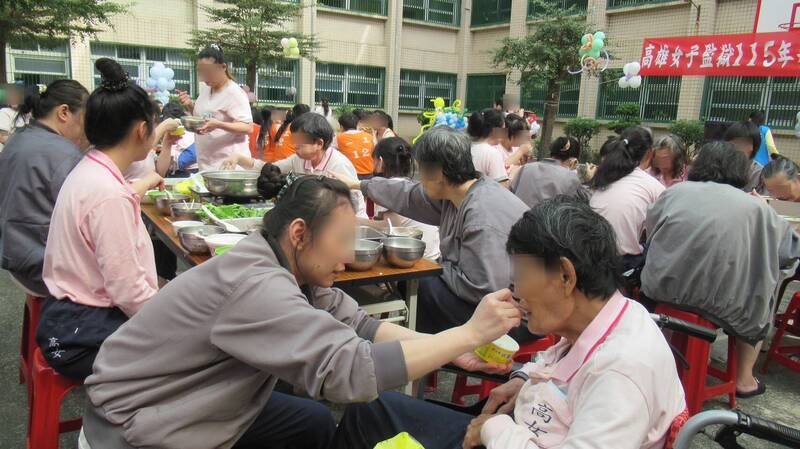 高雄女监火锅会，为矫正机关唯一举办。（高雄女监提供）