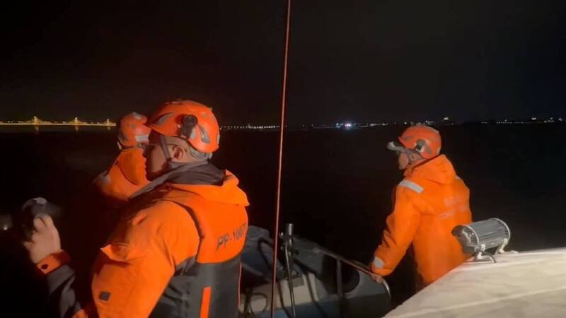 正值低温特报，海巡弟兄穿上厚厚的衣服，全力协寻落海男子。（金门海巡队提供）