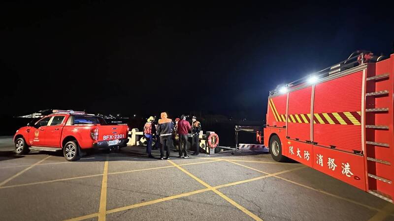 金门港务消防大队在岸边备便。（读者提供）